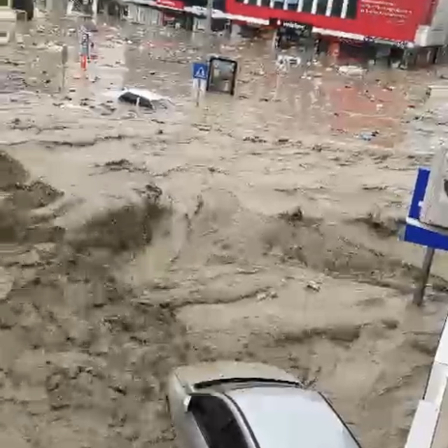 Samsun'da sağanak sele dönüştü