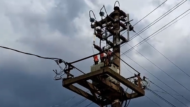 Bolu'da elektrik direğine yıldırım düştü