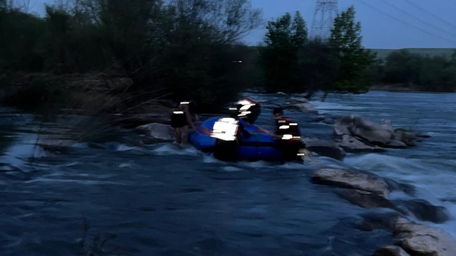 Dicle Nehri'nde mahsur kalan genç kurtarıldı