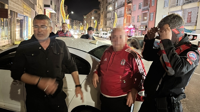 Polisin yağmur altında alkollü sürücü ve arkadaşı ile imtihanı kamerada
Sürücü polise sarılıp kendini gizlemeye çalıştı, arkadaşı küfredip polisi gazeteciye şikayet etti