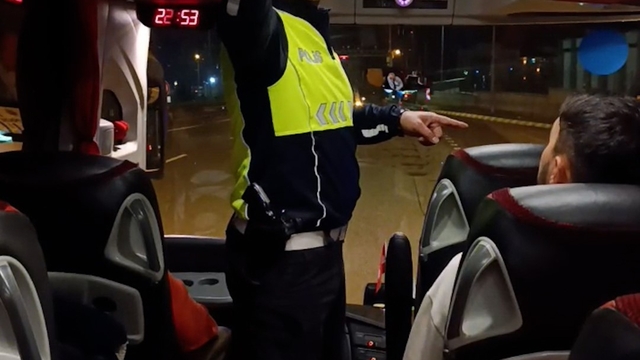 Bolu'da trafik komiserinden yolculara hayati uyarı
"Sizi hayata bağlayacak olan bu kemerdir"
