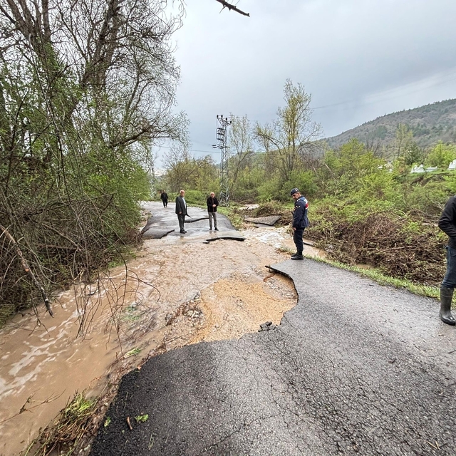 Karabük'te sağanak ve dolu su taşkınlarına neden oldu: Mahsur kalan 3 vatan...