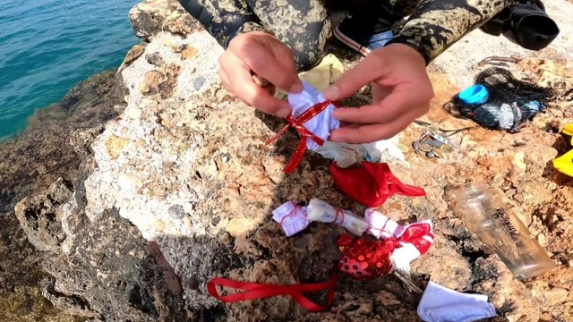 Antalya'da denizin dibi dileklerle doldu: Ev, araba ve sağlık istekleri
Bir saat içerisinde 1'er liradan 58 lira toplandı
Hıdırellez kapsamında denize atılan dileklerin yer aldığı poşet ve kağıtlar, dalgıçlar tarafından toplandı