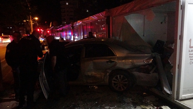 Kontrolden çıkan otomobilin çarptığı araç iş yerine daldı