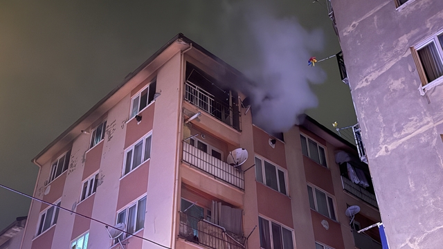 Bursa'da 6 katlı binada çıkan yangın söndürüldü