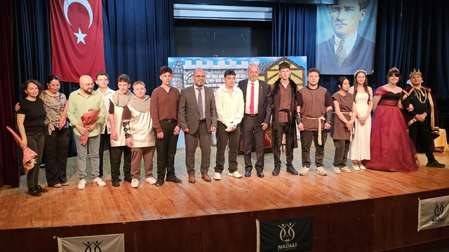 Meslek liseliler 'Hamlet'le sahneye çıktı