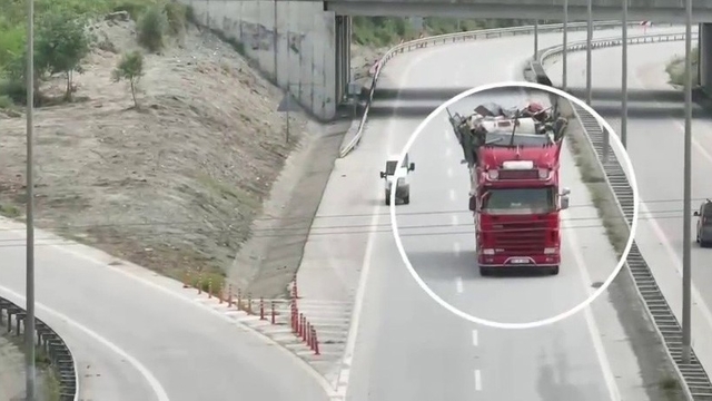 Otoyolda kuralları hiçe sayan sürücüler dron kamerasına yakalandı