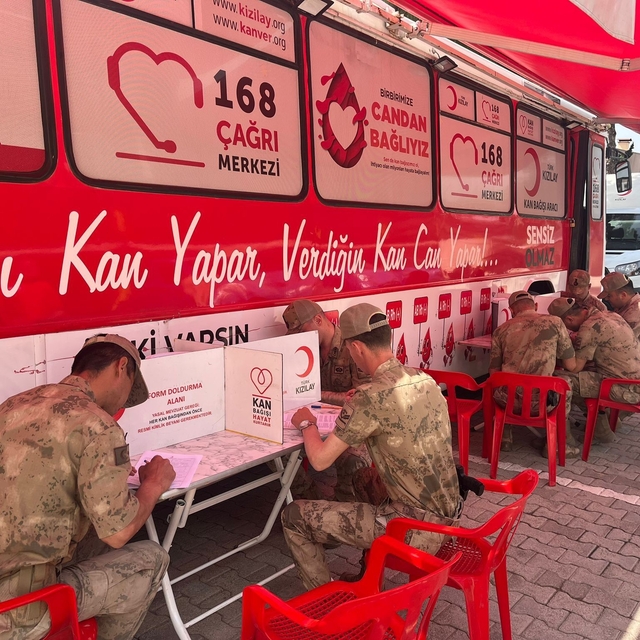 Jandarmadan Kızılay'a kan bağışı