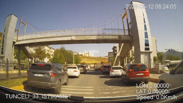 Fermuar sistemiyle yaşama yol verdiler
Ambulans için oluşturulan fermuar sistemi kameralara yansıdı