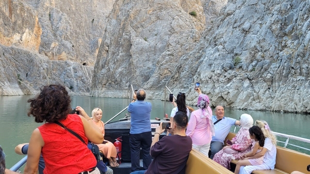 Dünyanın ikinci büyük kanyonunda tekne keyfi yapıp dağ keçilerini izliyorlar