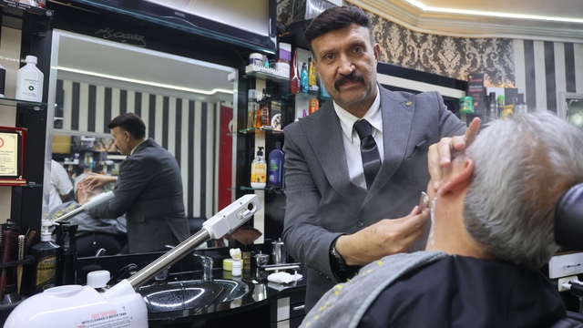 Mesleğine olan ciddiyetini kaybetmeyen berber, yaz kış demeden müşterilerini takım elbiseyle tıraş ediyor