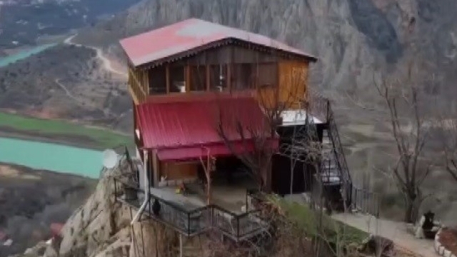 Kemaliye'de kayalığın tepesine yapılan ev merak uyandırıyor