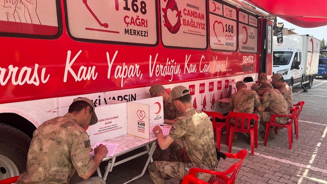 Jandarmadan Kızılay'a kan bağışı