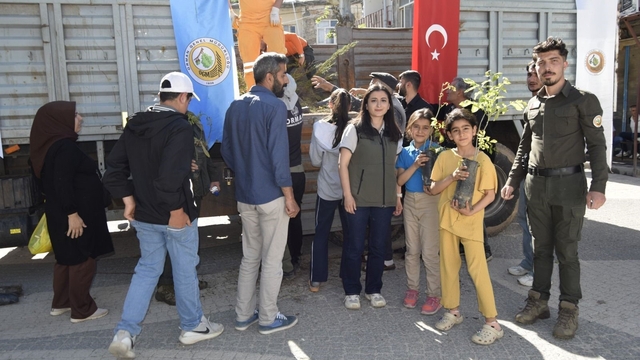 Dicle Orman İşletme Şefliği ilçede yaklaşık bin 500 adet fidan dağıttı