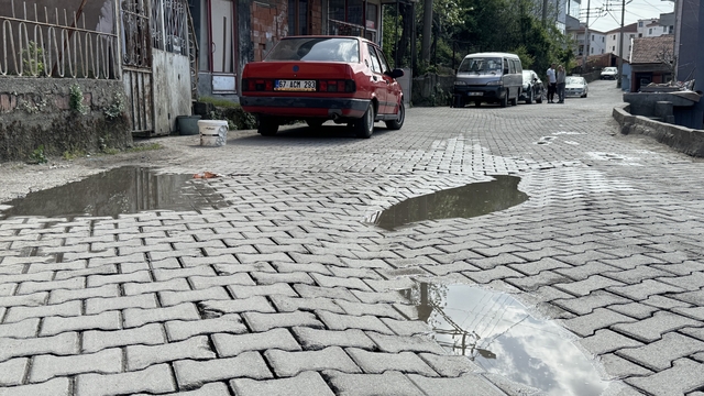 Bozuk yolda ıslanan çocuklar için tepki gösterdi