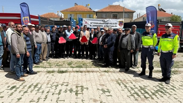 Sandıklı'da traktör sürücüleri reflektörün önemi konusunda bilgilendirildi