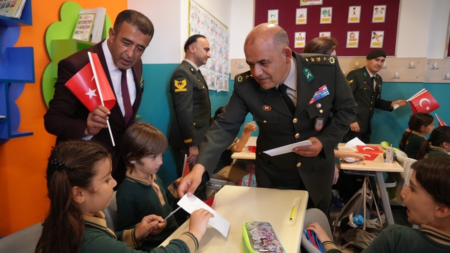 Antalya'da minikler ilk mektuplarını Mehmetçiğe yazdı: "İyi ki varsın"
Okuma yazmayı öğrendikten sonra ilk mektuplarını yazan öğrencilerin "Üşüyor musun?", "Ne yiyorsun?", "Seyit Onbaşı gibi güçlü müsün", "İyi ki varsın" diye seslendikleri askerler de miniklere cevaben mektup gönderdi