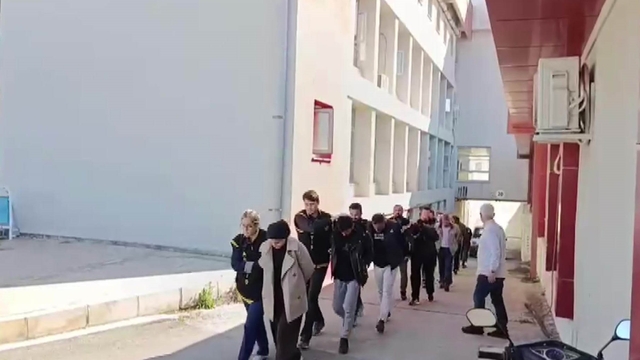 Kendilerini hakim, savcı ve polis olarak tanıtıp milyonluk vurgun yapan şebeke çökertildi
Dolandırıcılık şebekesinde 22 kişi tutuklanırken 20 milyon TL bakiyesi bulunan 23 kripto cüzdanına ve 1 arsaya tedbir kararı uygulandı