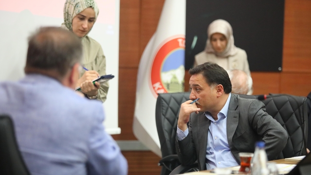 Vali Çiçek, vatandaşlarla bir araya gelmeye devam ediyor