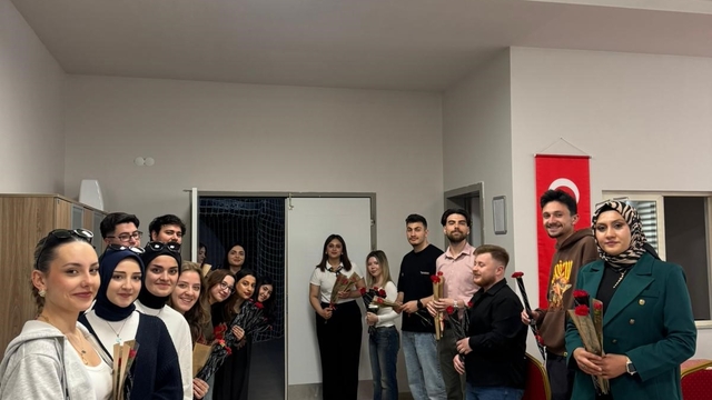 Üniversite öğrencilerinden huzurevinde gönüllere dokunan proje