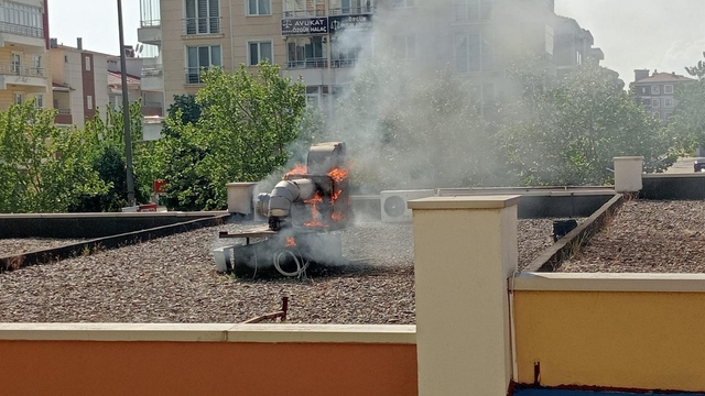 Tekirdağ'da iş yerindeki yangın otoparktaki araçlara sıçramadan söndürüldü