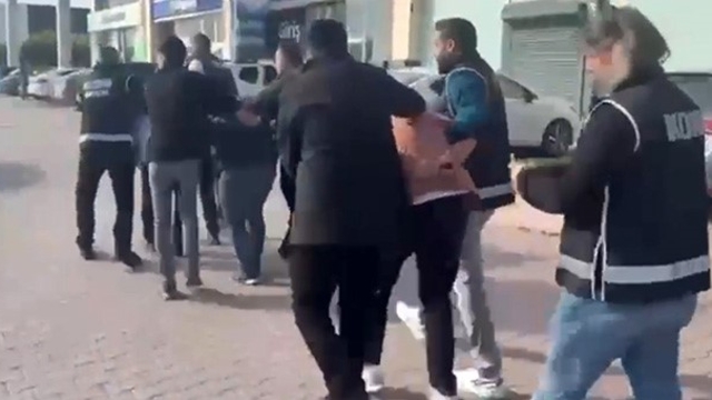 Ruhsatı bulunmayan işletmenin sahibinden 2 milyon TL alan şüphelilere yönelik operasyonun görüntüleri ortaya çıktı