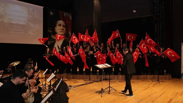 Kütahya'da "Türkülerimizde Değerler" konseri sanatseverlerden tam not aldı