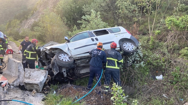 Bilecik'te kamyonet şarampole uçtu, araçta sıkışan sürücü kurtarıldı