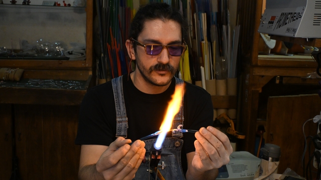 Murano'dan Eskişehir'e gelen camlar, burada birer sanat eserine dönüşüyor
Almanya'da öğrendiği sanatı Eskişehir'de yaşatıyor
Almanya'dan Odunpazarı'na uzanan 20 yıllık cam sanatı yolculuğu
Cam Ustası Cem Kılıç, eğitimlerle tecrübelerini yediden yetmişe aktarıyor
Usta Sanatçı Cem Kılıç, cam sanatının inceliklerini ve serüvenini anlattı
"Camı öğrenmek de yapmak da bazen izlemek bile sabır istiyor"
"Her dokunuşta camın alevle buluştuğu an sanatın ortaya çıktığı andır"