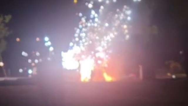 Tehlikeye aldırış etmeden yanan aracı kayda aldı
Alev topuna dönen araçta zaman zaman patlamalar yaşandı