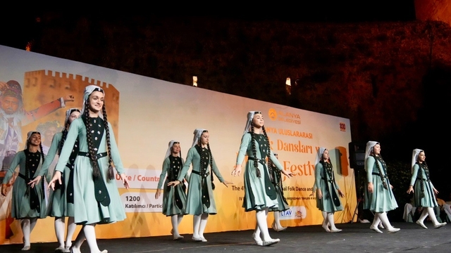 Alanya'da kültürleri buluşturan dans ve müzik şöleni başladı