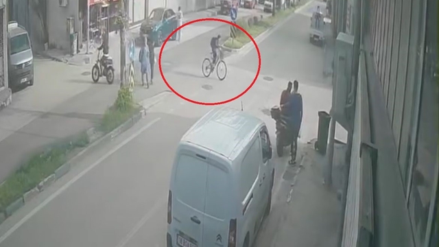Kararsız bisikletli kazayı getirdi...Ne tarafa gideceğini şaşırınca motosikletliyle çarpıştı