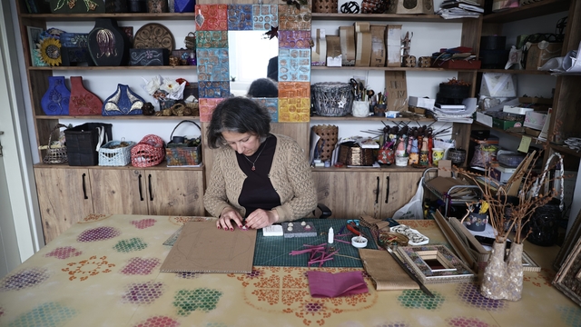 Çöpe gidecek karton ve camları "ileri dönüşümle" tasarlayarak yeni eşyalar yapıyor
