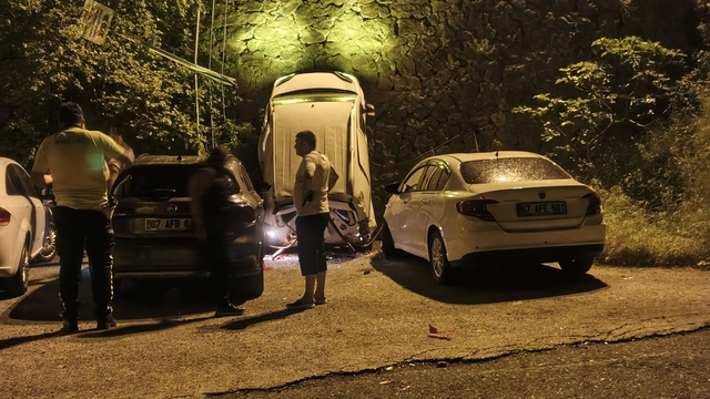 Polisten kaçarken aracı istinat duvarından düştü