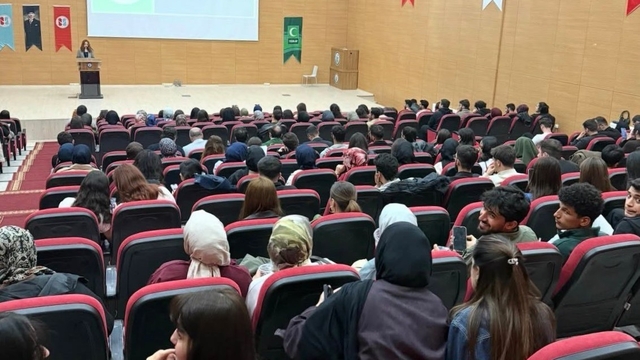 Bayburt'ta üniversite öğrencilerine bağımlılıkla mücadele anlatıldı
