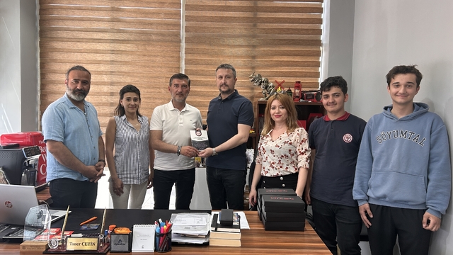 Bergama'da Türkçe isimli iş yerlerine teşekkür plaketi