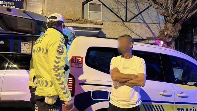 4'üncü kez alkollü yakalandı, "Beni reklam yapacaksın" diyerek sitem etti
1.59 promil alkollü olduğu belirlenen sürücüye 390 bin lira para cezası kesilerek, ehliyetine 2039 yılına kadar el konuldu