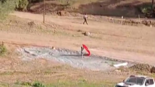 14 yaşındaki Yusuf, yere düşen bayrağı almak için piste koştu
Vali Ünlüer, milli duyarlılığıyla takdir toplayan Yusuf'u makamında ağırladı