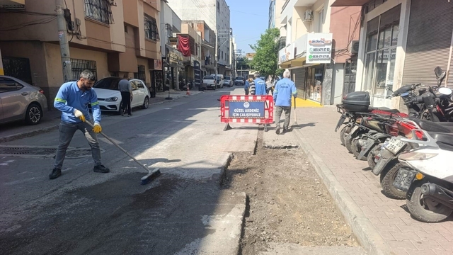 Akdeniz'de yol ve kaldırımlar yenileniyor