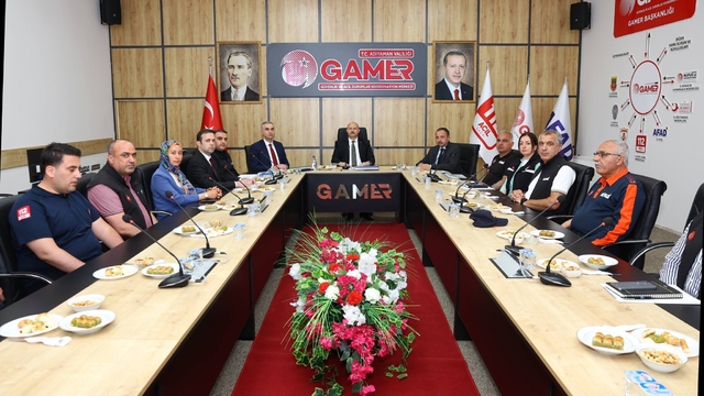 Vali Küçük, 112 Acil Çağrı Merkezi'nde incelemelerde bulundu