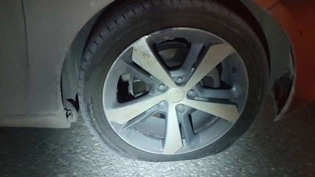 Çukura giren otomobilin lastikleri patladı