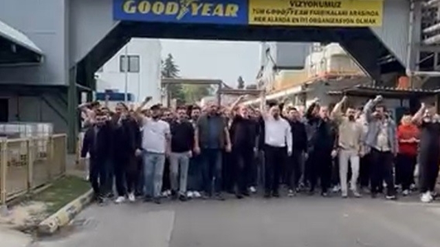 Goodyear fabrikasında vardiya sloganlarla değişti
Lastik işçilerinden zam teklifine alkışlı ve sloganlı tepki