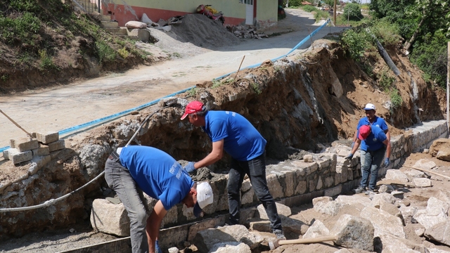 Yeniköy Mahallesi'nde yol ve taş duvar çalışmaları devam ediyor