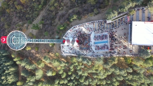 Isparta'da yükseklik korkusunu unutturan cam teras 1 milyon ziyaretçiyi aştı
Isparta Belediyesi İşletme ve İştirakler Müdürü Ahmet Çapkın:
"Herkesi bu güzellikleri yerinde görmeye davet ediyoruz"