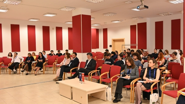 Anadolu Üniversitesi'nde Türkiye-AB ilişkileri ve medya temsilleri masaya yatırıldı
Akademisyenler ve öğrenciler Türkiye-AB ilişkilerinde medyanın kamuoyu rolünü konuştu
Jean Monnet Projesi kapsamında 200 yıllık medya serüveni ve akademik çıktılar tanıtıldı
İBF Dekanı Prof. Dr. Barış Kılınç: "AB ile yeniden görüşmelerde Türkiye'nin önemi artmaya başladı"
Prof. Dr. Alaaddin Faruk Paksoy: "Projemiz kapsamında Atina muhabirlerinden çevre gazetecilerine kadar pek çok ismi buluşturduk"
Prof. Dr. Erhan Akdemir: "Demokrasi emeklemeyle başlayan bir olgunlaşma sürecidir"
Dr. Simge Süllü Durul: "Z kuşağı, otantik ve alışılmışın dışına çıkan içeriklere önem veriyor"