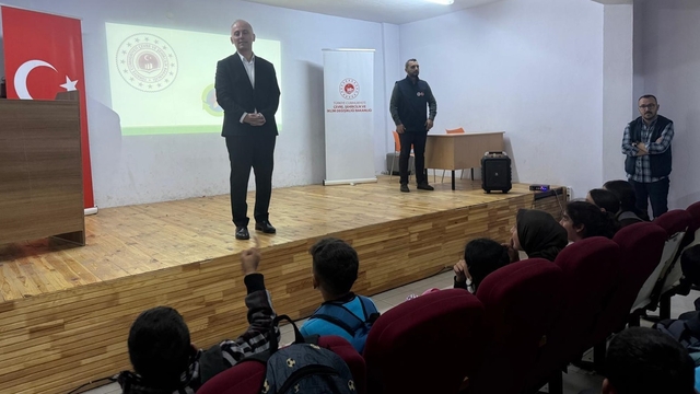 Demirözü'nde öğrenciler sıfır atık konusunda bilgilendirildi