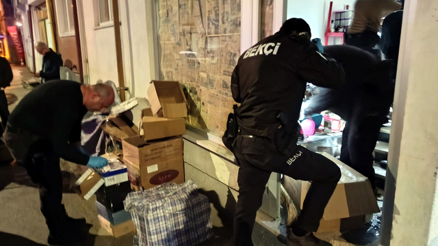 'Kadına şiddet' ihbarına giden polis, 3 milyon liralık kaçak ürün ele geçirdi; 2 gözaltı