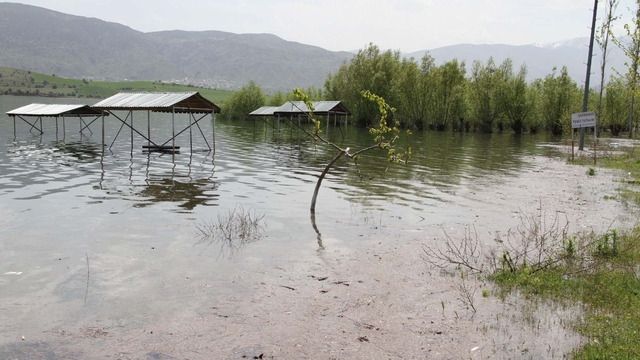 Kılıçkaya Barajı taştı; belediye tesisleri su altında kaldı