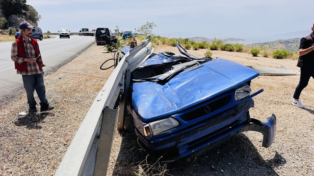 Bodrum'da bariyerlere saplanarak tavanı parçalanan otomobilin sürücüsü yaralandı
