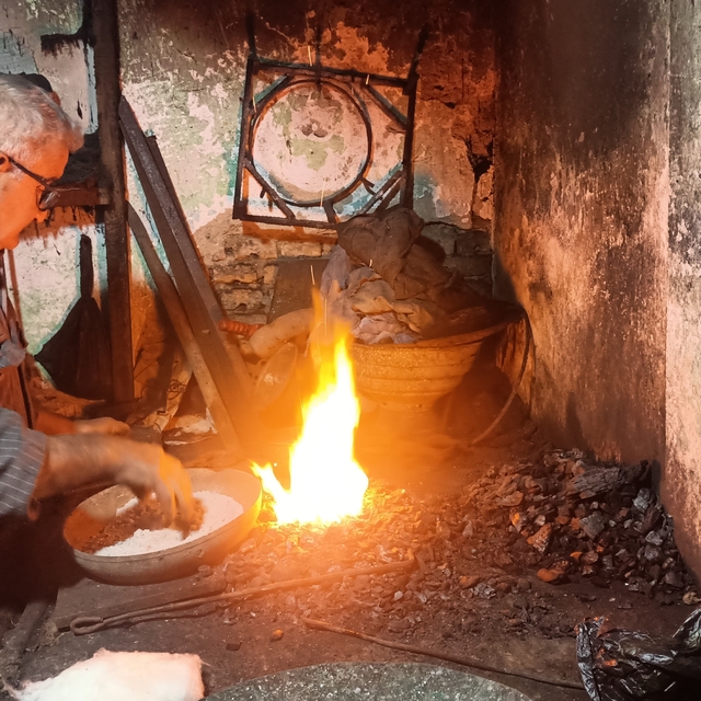 Ateşte tavlanan emek: 45 yıldır kalaycılığı yaşatıyor